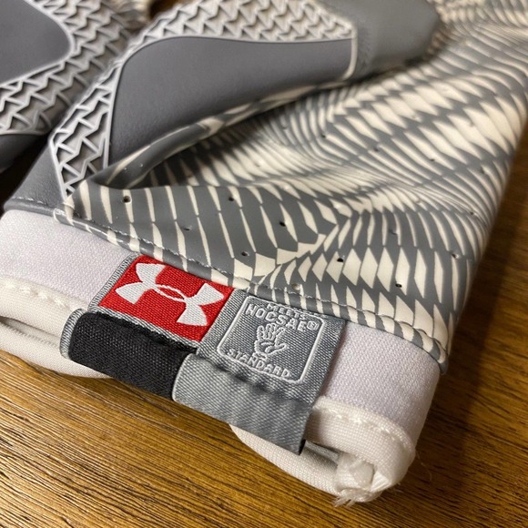 Under Armour Swarm Football Receiver Gloves White and Gray Men’s size Medium - Picture 4 of 6